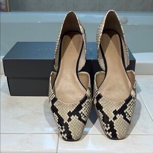 Ann Taylor My Kelti Cream and Black Snake Skin Shoes in size 9. EUC